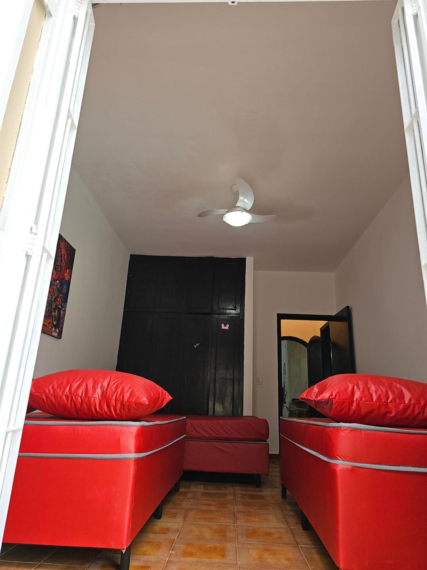 Casa Maravilhosa E Ampla Pe Na Areia Com Piscina, Area Gourmet Com Churrasqueira Em Deck Coberto Frente A Piscina, 4 Quartos Confortaveis E Espacosos, Sendo 2 Suites, Cozinha Americana E Sala De Jantar, Ampla Garagem Para 6 Carros - Mercado Na Rua Da Praia Grande  Exterior foto
