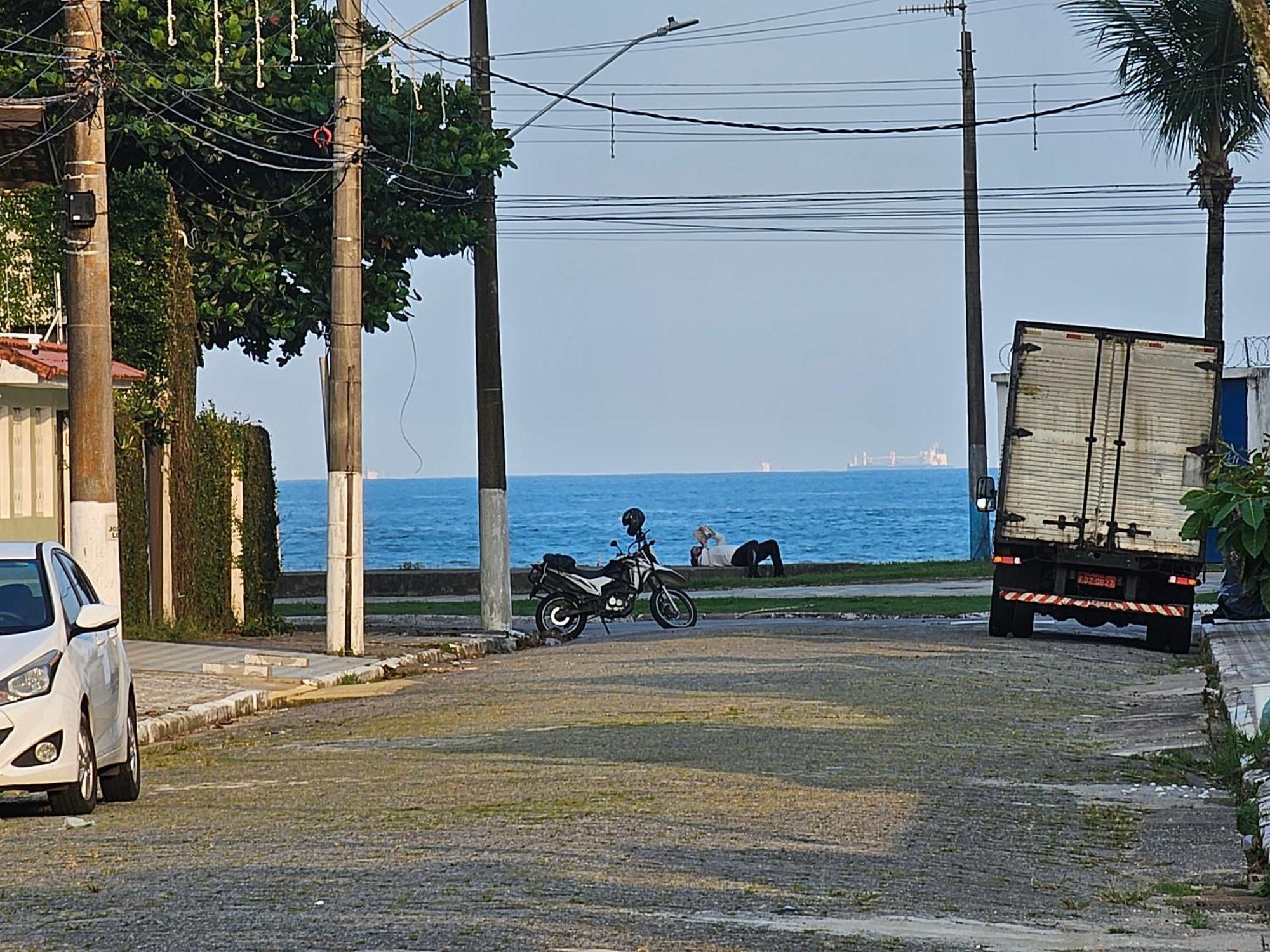 Casa Maravilhosa E Ampla Pe Na Areia Com Piscina, Area Gourmet Com Churrasqueira Em Deck Coberto Frente A Piscina, 4 Quartos Confortaveis E Espacosos, Sendo 2 Suites, Cozinha Americana E Sala De Jantar, Ampla Garagem Para 6 Carros - Mercado Na Rua Da Praia Grande  Exterior foto