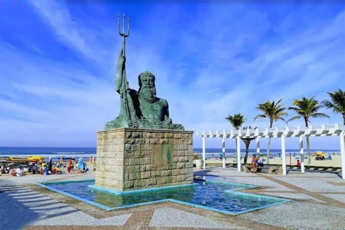 Casa Maravilhosa E Ampla Pe Na Areia Com Piscina, Area Gourmet Com Churrasqueira Em Deck Coberto Frente A Piscina, 4 Quartos Confortaveis E Espacosos, Sendo 2 Suites, Cozinha Americana E Sala De Jantar, Ampla Garagem Para 6 Carros - Mercado Na Rua Da Praia Grande  Exterior foto
